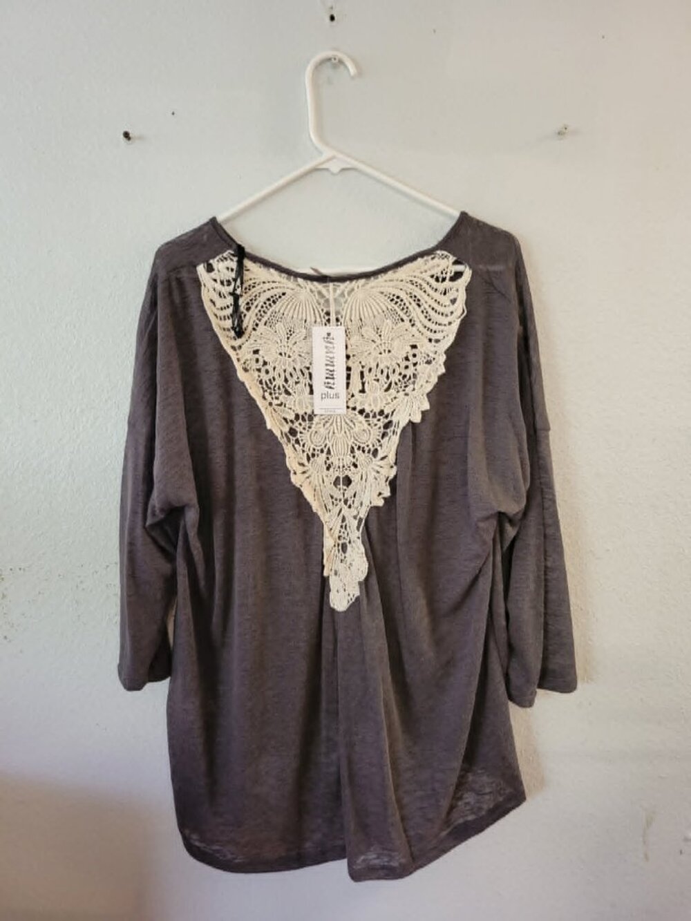 Yummy Women’s Top 2XL Gray & White  Hi-Low Crochet #304